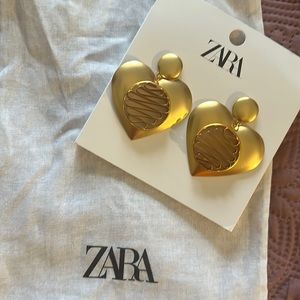 Beautiful BRAND NEW gold heart earrings 😍🤍